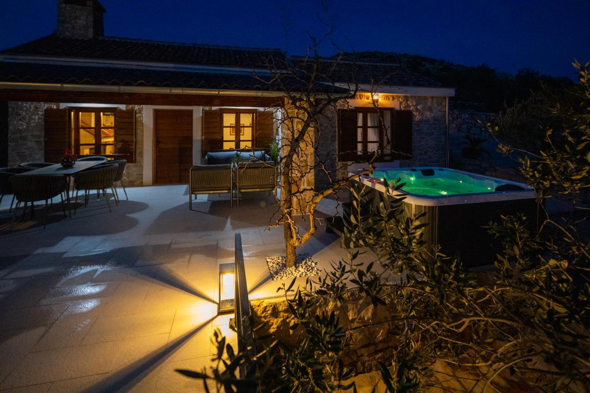 Holiday Home Svemir Drage Exteriör bild